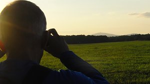 Von West nach Ost: Dort waren wir noch heute morgen-Blick von Stiege (km 81) aus zum Brocken (km 46)