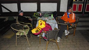 Von West nach Ost: Nachts vor einem geschlossenen Eiscafé