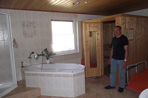 Zur Ferienwohnung gehören Sauna, Whirlpool, Dusche, was stolz Hausherr Ottfried Pabst präsentiert.