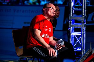 Konzentrierter Blick in den Ring BSK-Trainer Arthur Mattheis