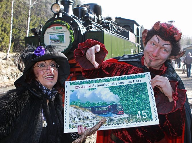 Sonderbriefmarke präsentiert (Foto: HSB) Sonderbriefmarke präsentiert (Foto: HSB)