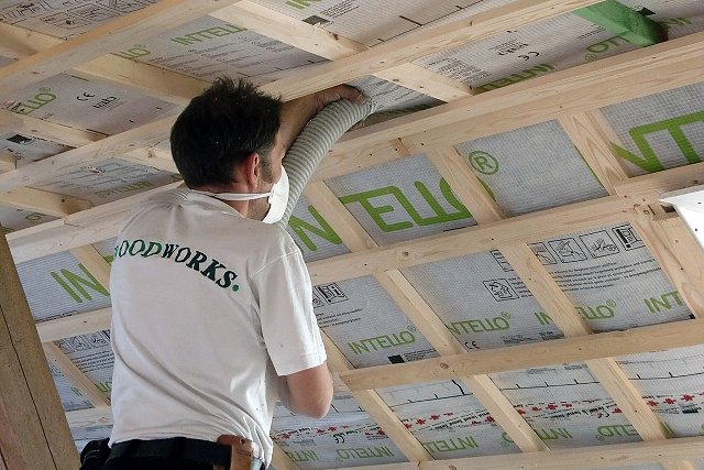 Dachdämmung (Foto: Deutsche Bundesstiftung Umwelt) Dachdämmung (Foto: Deutsche Bundesstiftung Umwelt)