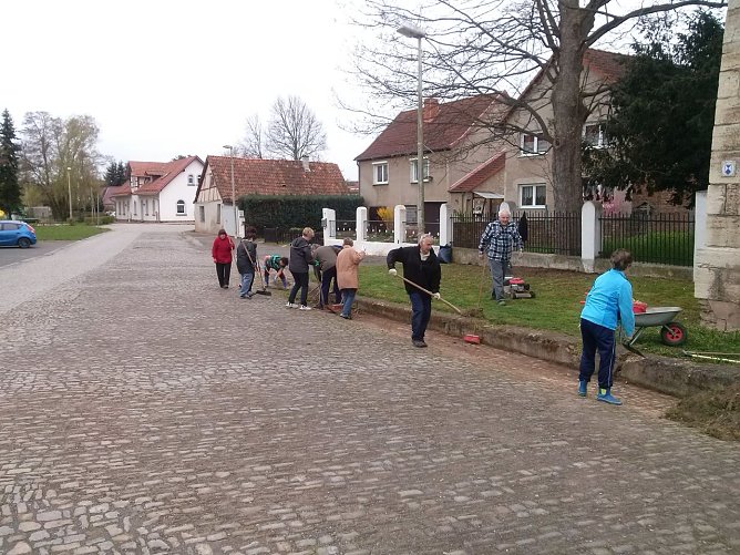 Unser Dorf soll sauber bleiben - Frühjahrsputz in Sundhausen (Foto: Peter Grunwald) Unser Dorf soll sauber bleiben - Frühjahrsputz in Sundhausen (Foto: Peter Grunwald)
