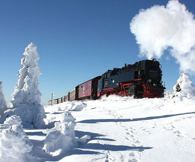 Brockenbahn vor dem Bahnhof (Foto: HSB) Brockenbahn vor dem Bahnhof (Foto: HSB)
