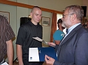 Zeugnisse &uuml;bergeben (Foto: Karl-Heinz Herrmann)