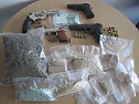 Drogen und Waffen gefunden (Foto: Polizei)