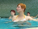 Instructorin Tina Ge&szlig;ner (blaue lange Hose), Nicole Wilke (rotes Haar/wei&szlig;er Bikini); Edda Stolze (dunkles Haar/schwarzer Badeanzug/Brille); Konstanze Keller-Hoffmeister (rotes Haar/hellblauer Bikini) (Foto: Badehaus)