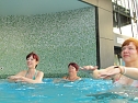 Instructorin Tina Ge&szlig;ner (blaue lange Hose), Nicole Wilke (rotes Haar/wei&szlig;er Bikini); Edda Stolze (dunkles Haar/schwarzer Badeanzug/Brille); Konstanze Keller-Hoffmeister (rotes Haar/hellblauer Bikini) (Foto: Badehaus)
