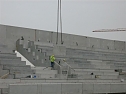 Montage der Trib&uuml;nenstufen (Foto: Universalbeton Heringen)