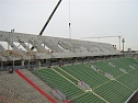 Montage der Trib&uuml;nenstufen (Foto: Universalbeton Heringen)