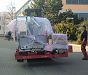 Transport des Linearbeschleunigers mit Gabelstabler (Foto: SHK)