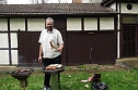Todor Michailow schwenkte unerm&uuml;dlich leckere Bratw&uuml;rste auf dem Grill. (Foto: Kurt Frank)