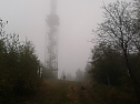  Der Carlshausturm (626 m, Stempel 51) im Nebel (Foto: Bodo Schwarzberg)
