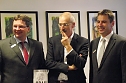 Vorstandsvorsitzender der Kreissparkasse Wolfgang Asche (rechts) und Thomas Seeber, Mitglied des Vorstandes, pr&auml;sentieren mit Sergej Lochthofen  (Mitte) dessen neuen Roman Grau. (Foto: Kurt Frank)