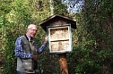 F&uuml;r den B&auml;renpark zimmerte Wilhelm Roth ein Waldbienenvermehrungshaus mit 900 Wohnungen. (Foto: Kurt Frank)