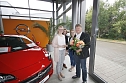 Achit Tölle (Centerleiter Opel-AH Peter) beglückwünscht Diana Schulze zum Gewinn des Opel Corsa. Ein Jahr lang darf sie den selbstkonfigurierten Opel nun gratis fahren. (Foto: H. Fischer (AHP)) Achit Tölle (Centerleiter Opel-AH Peter) beglückwünscht Diana Schulze zum Gewinn des Opel Corsa. Ein Jahr lang darf sie den selbstkonfigurierten Opel nun gratis fahren. (Foto: H. Fischer (AHP))