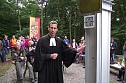 Pfarrer Gregor Heimrich bei der seltsam anmutenden Fahnenweihe. Eine Hand am Fundament des Mastes, ein paar Worte, die Weihe war vollzogen. (Foto: Kurt Frank) Pfarrer Gregor Heimrich bei der seltsam anmutenden Fahnenweihe. Eine Hand am Fundament des Mastes, ein paar Worte, die Weihe war vollzogen. (Foto: Kurt Frank)