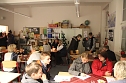 Vom Advenstkranz bis zum selbstgebackenen Pl&auml;tzchen konnte man auf dem Weihnachtsbasar der Nordh&auml;user Petersbergschule viel entdecken und naschen (Foto: Angelo Glashagel)