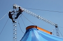 Zirkuszelt wird aufgebaut (Foto: J. Piper)