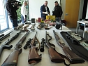 Pr&auml;sentation der sichergestellten Waffen und Munition (Foto: nnz)