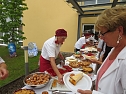 Von Schmandtorte bis Erdbeerkuchen � rund 35 s&uuml;&szlig;e Varianten zierten beim Sommerfest Ende Juni das acht Meter lange Kuchenbuffet. (Foto: privat)