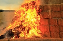Fast 500 Strohballen brennen bei Auleben (Foto: S. Dietzel)