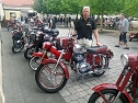 Trotz der wochenlangen Hitze kamen zum diesjährigen Treffen über 100 Besitzer eines Mopeds, Motorrollers, Motorrades oder Dreirades der tschechischen Marken Jawa oder CZ auf das Gelände der Festscheune in Röblingen am See (Sachsen-Anhalt) (Foto: H. Rein) Trotz der wochenlangen Hitze kamen zum diesjährigen Treffen über 100 Besitzer eines Mopeds, Motorrollers, Motorrades oder Dreirades der tschechischen Marken Jawa oder CZ auf das Gelände der Festscheune in Röblingen am See (Sachsen-Anhalt) (Foto: H. Rein)