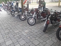 Trotz der wochenlangen Hitze kamen zum diesjährigen Treffen über 100 Besitzer eines Mopeds, Motorrollers, Motorrades oder Dreirades der tschechischen Marken Jawa oder CZ auf das Gelände der Festscheune in Röblingen am See (Sachsen-Anhalt) (Foto: H. Rein) Trotz der wochenlangen Hitze kamen zum diesjährigen Treffen über 100 Besitzer eines Mopeds, Motorrollers, Motorrades oder Dreirades der tschechischen Marken Jawa oder CZ auf das Gelände der Festscheune in Röblingen am See (Sachsen-Anhalt) (Foto: H. Rein)