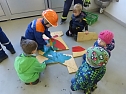 Regenbogen-Kinder zu Besuch bei der Feuerwehr (Foto: Ch. Burkert)
