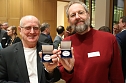 Die Professoren J&uuml;rgen Poerschke (l.) und Folker Fl&uuml;ggen wurden mit der Ehrenmedaille der Hochschule geehrt. (Foto: Angelo Glashagel)