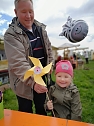Windm&uuml;hlenbasteln beim L&auml;mmerfest (Foto: privat)