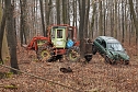 auto im Wald (Foto: S.Dietzel) auto im Wald (Foto: S.Dietzel)