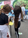 Ferienangebot mit Spraydose - an der Petersbergschule befasste man sich in der zweiten Ferienwoche mit einem Grafitti-Workshop (Foto: Annika Lauer) Ferienangebot mit Spraydose - an der Petersbergschule befasste man sich in der zweiten Ferienwoche mit einem Grafitti-Workshop (Foto: Annika Lauer)