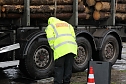 Holzlasterkontrolle in Niedersachswerfen (Foto: S. Dietzel) Holzlasterkontrolle in Niedersachswerfen (Foto: S. Dietzel)