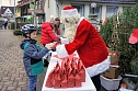 Valentin (7) erh&auml;lt vom Weihnachtsmann einen Beutel S&uuml;&szlig;es.  (Foto: Susanne Schedwill)