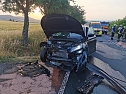 Drei Verletzte und ein ausgebranntes Fahrzeug - das ist die Bilanz nach einem Unfall bei Gro&szlig;lohra (Foto: S. Dietzel)