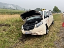 Verunfalltes Taxi im Stra&szlig;engraben (Foto: S. Dietzel)