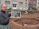 Grabungsleiter M&uuml;ller vor der Zisterne (Foto: Pressestelle Stadtverwaltung Nordhausen)