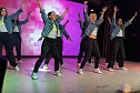 Volle Festhalle in Sundhausen beim Auftritt der jungen T&auml;nzerinnen und T&auml;nzer von More Esprit (Foto: Sven Tetzel)