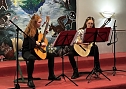 Argentinische Kl&auml;nge pr&auml;sentiert vom Gitarrenduo Sofia Wolf und Helene M&uuml;ller (Foto: H.Roder)