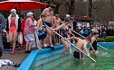 Traditionelles Anbaden im Neustädter Freibad bei fünf Grad Wassertemperatur (Foto: S.Teztel) Traditionelles Anbaden im Neustädter Freibad bei fünf Grad Wassertemperatur (Foto: S.Teztel)