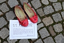 Aktion "Rote Schuhe" vor dem Nordh&auml;user Rathaus (Foto: agl)