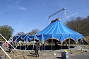 Aufbau am Altentor - das blaue Zirkuszelt steht wieder (Foto: agl)