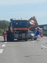 Ein Lkw kollidierte auf der A38 mit einem Schilderwagen (Foto: Silvio Dietzel/Feuerwehr Gro&szlig;wechsungen)