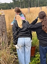 Mit dem Spaten f&uuml;r den Wald - die beiden neunten Klassen der Regelschule Niedersachswerfen halfen bei der Wiederaufforstung im Harz (Foto: Tanita Thelemann)