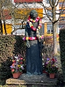 Die Drittkl&auml;ssler aus Nordhausen schm&uuml;cken das Denkmal vor ihrer Schule � als Zeichen zum Internationalen Frauentag. (Foto: ssc)