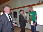 Zeugnisse &uuml;bergeben (Foto: Karl-Heinz Herrmann)