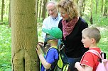 Neugierige Kids: Mit verbundenen Augen ertasten die Kinder die vielen Besonderheiten eines Baumes. Sp&auml;ter sollen sie ihren Baum wiederentdecken. (Foto: S. Spehr)