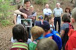 Neugierige Kids:  Naturp&auml;dagogin Katharina Ludwig hat f&uuml;r das Projekt zahlreiche R&auml;tsel entwickelt, die die Kinder immer wieder gern l&ouml;sen. Hier fragt sie nach dem Frischling. (Foto: S. Spehr)
