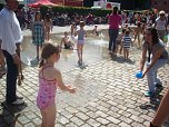 Internationale Bereicherung: Wasserbombenwerfen � Angebot aus Lettland zum Familienfest (Foto: I.Gast)